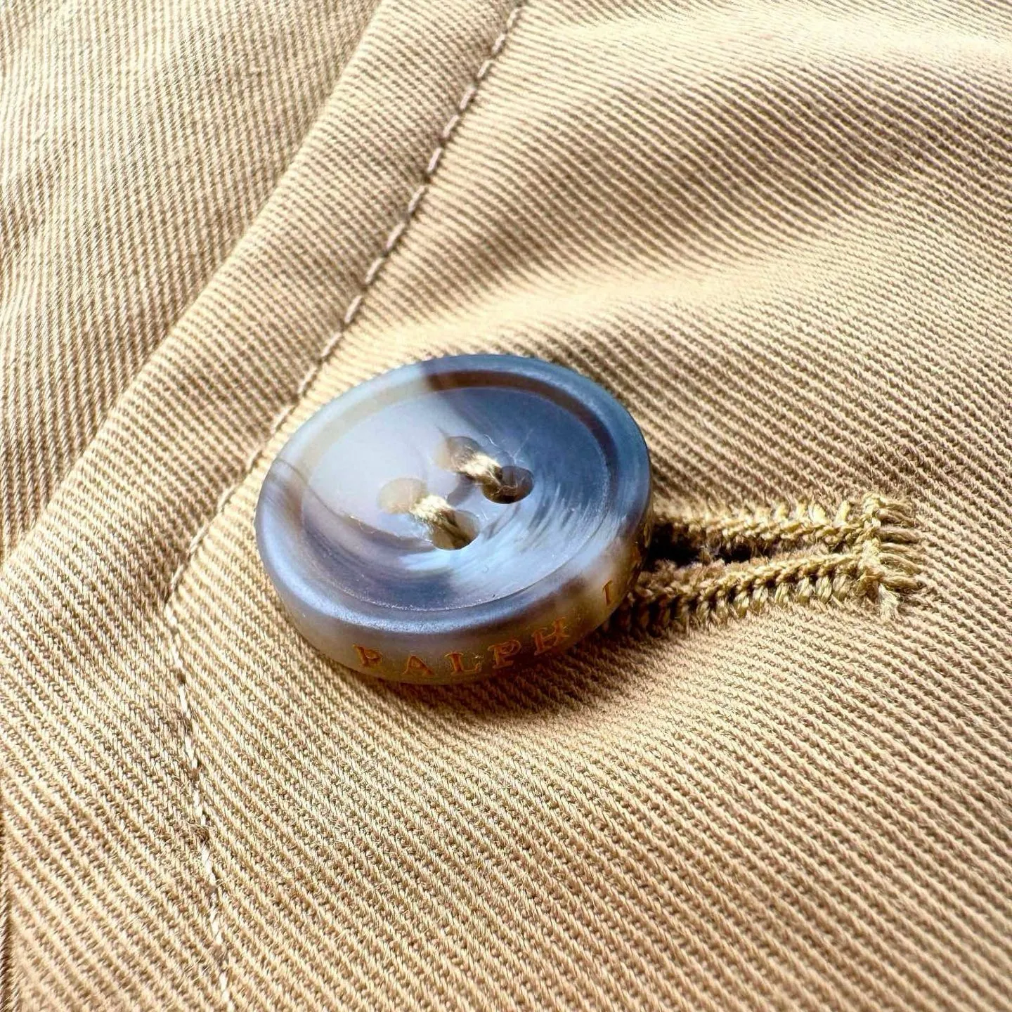 🅿️560 [Exclusive supply] Ralph Lauren pony embroidered zipper jacket. Original purchase and development for 2,990. The fabric is made of custom-made fine cotton twill elegant fabric. It is soft and silky, comfortable and close to the skin. It uses khaki as the base color. It is soft and unobtrusive. It just shows a kind of restrained elegance. The exquisite pony logo is embellished. It brings an atmosphere of freedom and vitality. It injects the soul charm of the brand. It outlines a tall and straight figure with simple and smooth lines. A unique and fashionable masterpiece emerges, using imported machine embroidery technology. Advanced computer control systems and precision mechanical components are used to achieve the iconic pony embroidery operation. High precision. The lines are smooth and delicate. The template machine opens the bag. The preset template guides the position, shape and size of the bag. The accuracy ensures the quality of the bag opening effect. The infrared positioning cutting machine uses infrared transmitters and infrared receivers to achieve precise positioning of materials. The accuracy can reach the micron level. In order to meet the effect of high-precision cutting of plaid alignment, the fabrics have been carefully washed, have a better hand feel, are not easy to deform, are not easy to shrink, are not easy to fade, and maintain long-term beauty. Size:S-M-L-XL